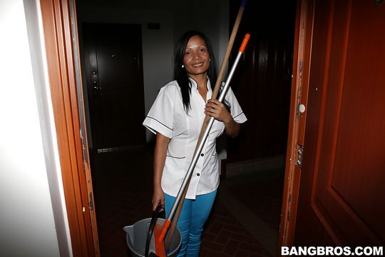 Уборщица из Мексики показывает тело во время уборки в апартаментах