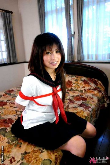Грязная тёлка в униформе Mimi Kousaka обнажает азиатское тело и получила мастурбацию